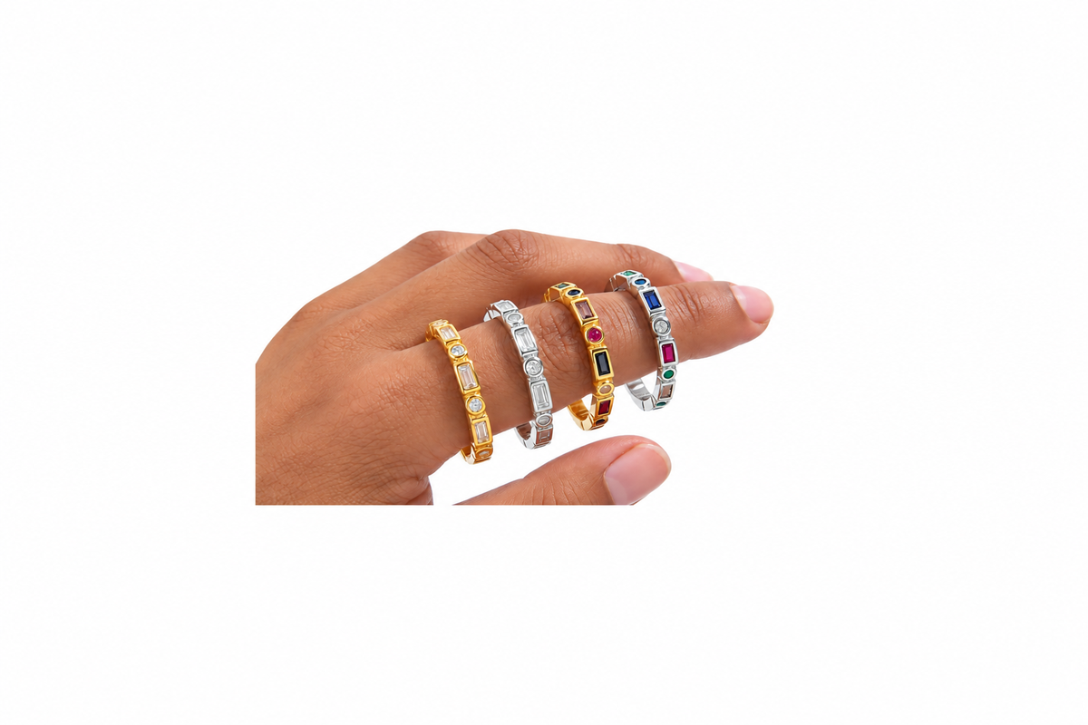 Cuatro anillos en dedos, encuadre amplio