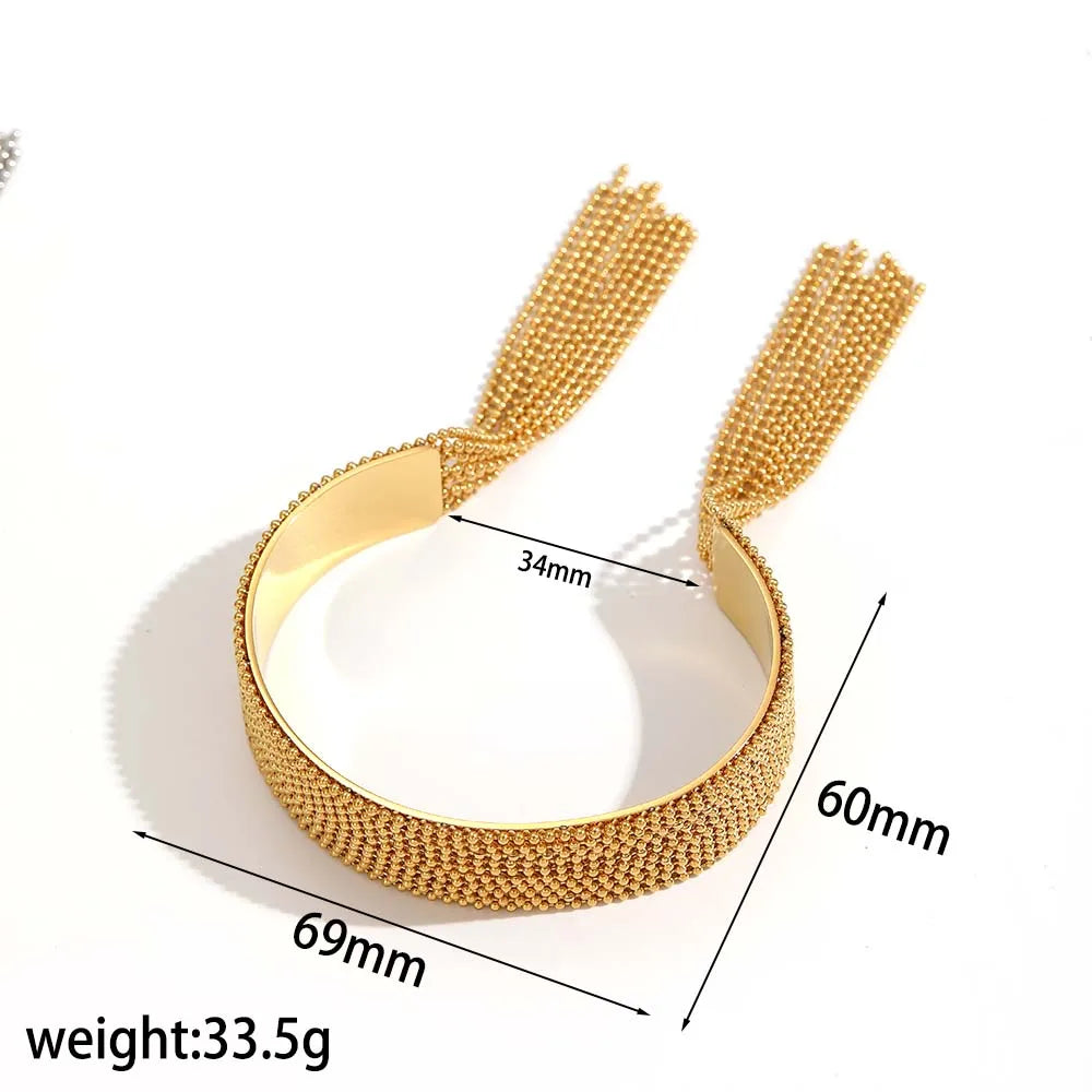 Bold yet effortlessly elegant, the 18K Gold Geometric Ring & Bangle Set.
